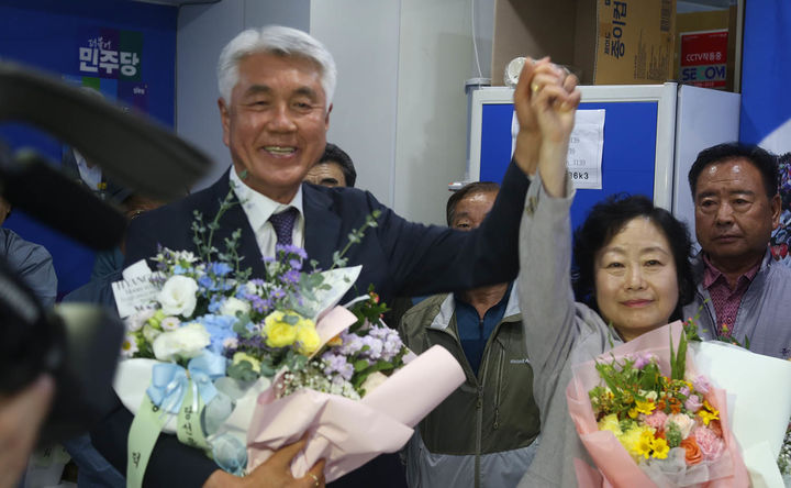 3일 밤 11시 30분 최승준 더불어민주당 정선군수 당선인이 선거사무소에서 지지자들의 축하를 받으며 환하게 웃고 있다.(사진=최승준 정선군수 후보 선거사무소 제공) *재판매 및 DB 금지