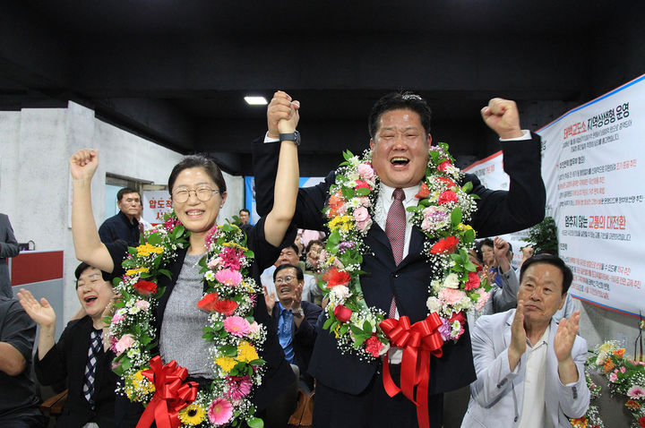 지난 3일 이상호 국민의힘 태백시장 후보가 당선이 확정된 후 지자자들의 축하를 받으며 환하게 웃고 있다.(사진=뉴시스) *재판매 및 DB 금지