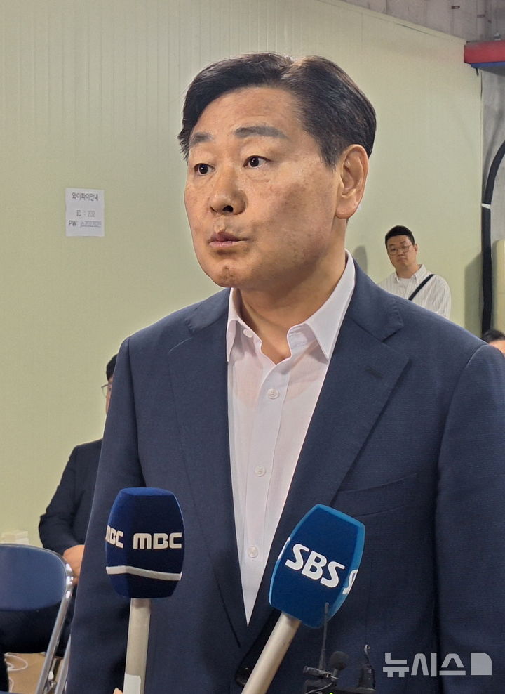 [전주=뉴시스] 김얼 기자 = 제9회 전국동시지방선거 전북특별자치도지사에서 낙마한 김관영(무소속) 전북특별자치도지사 후보가 4일 전북 전주시 김관영 전북특별자치도지사 후보 선거사무소에서 기자회견을 열고 질의에 답변하고 있다. 2026.06.04. pmkeul@newsis.com