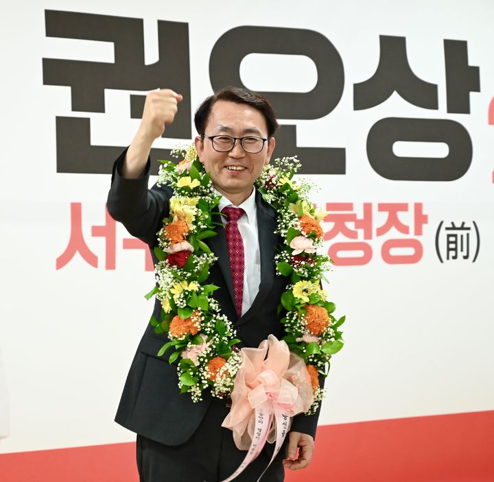[대구=뉴시스] 6·3 지방선거에서 대구 서구청장 당선이 확실시된 권오상 국민의힘 후보가 4일 자신의 선거캠프에서 환하게 웃고 있다. 2026.06.04. (사진=권오상 캠프 제공 *재판매 및 DB 금지