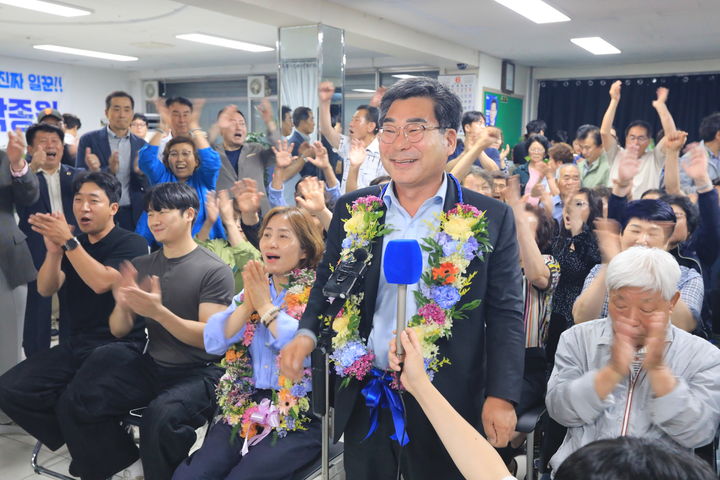 [담양=뉴시스] 송창헌 기자 =박종원 더불어민주당 전남 담양군수 후보가 3일 담양 선거사무소에서 당선이 유력해지자 꽃목걸이를 목에 걸고 인터뷰를 하고 있다. (사진=박 후보 측 제공) 2026.06.04. photo@newsis.com *재판매 및 DB 금지