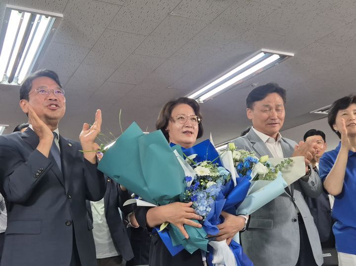 [수원=뉴시스] 이병희 기자 = 추미애 더불어민주당 경기도지사 후보가 당선이 확실시된 4일 오전 수원시 추 후보 선거대책위원회에서 기념사진을 찍고 있다. 2026.06.04. iambh@newsis.com *재판매 및 DB 금지