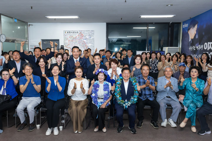  [광명=뉴시스] 박승원 당선인(사진 앞줄 오른쪽에서 네 번째)이 4일 당선이 확실시 되자 지지자들로부터 화한을 받은 후 함께 사진촬영을 하고 있다. (사진=박승원 후보 선거사무소 제공) 2026.06.04. photo@newsis.com *재판매 및 DB 금지