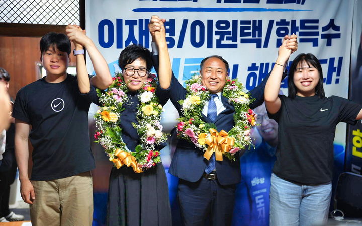 [임실=뉴시스] 제9회 전국동시지방선거 임실군수선거에서 당선된 민주당 한득수 당선인이 가족들과 함께 승리를 자축하고 있다. *재판매 및 DB 금지