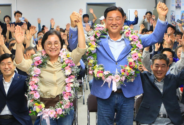 [장성=뉴시스] 3일 실시된 제9회 전국동시지방선거에서 전남 장성군수 재선에 성공한 더불어민주당 김한종 후보가 꽃다발을 목에 걸고 환호하고 있다. (사진=선거사무소 제공) 2026.06.03. photo@newsis.com *재판매 및 DB 금지