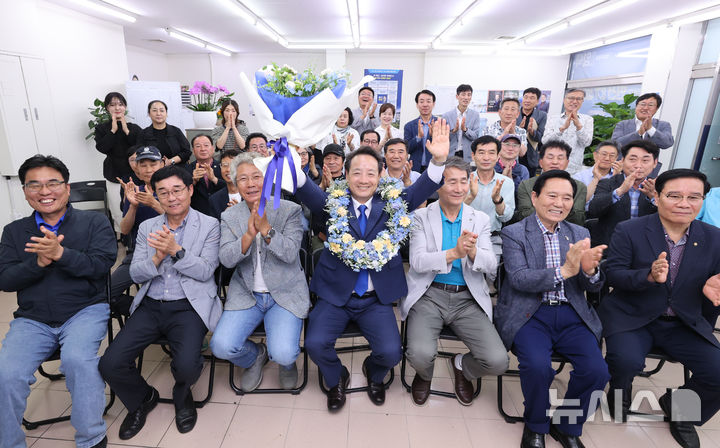 [광주=뉴시스] 임택(가운데) 더불어민주당 광주 동구청장 후보가 4일 광주 동구 자신의 선거사무소에서 당선 유력 소식에 지지자들과 함께 환호하고 있다. (사진 = 임택 후보 캠프 제공) 2026.06.04. photo@newsis.com
