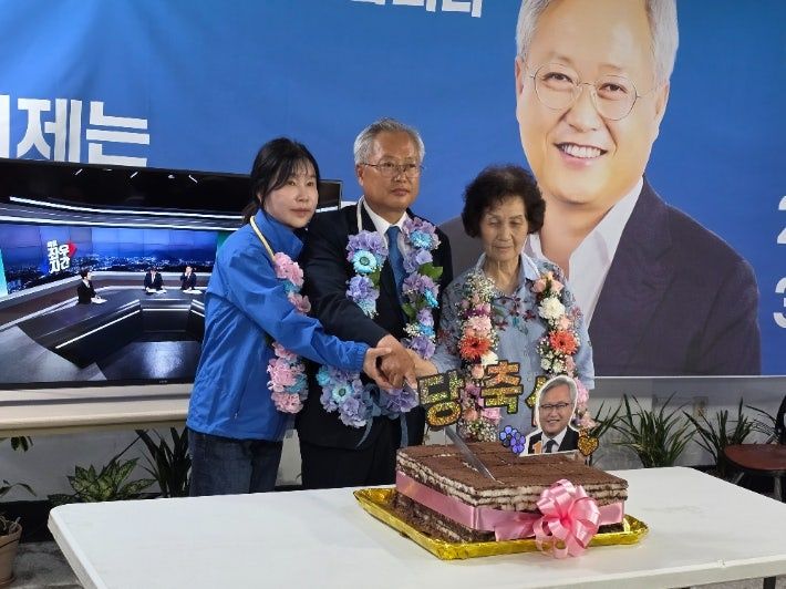 [양양=뉴시스] 더불어민주당 김정중 양양군수 당선인이 가족과 함께 당선의 기쁨을 나누고 있다.(사진=김정중 당선인 캠프 제공) *재판매 및 DB 금지
