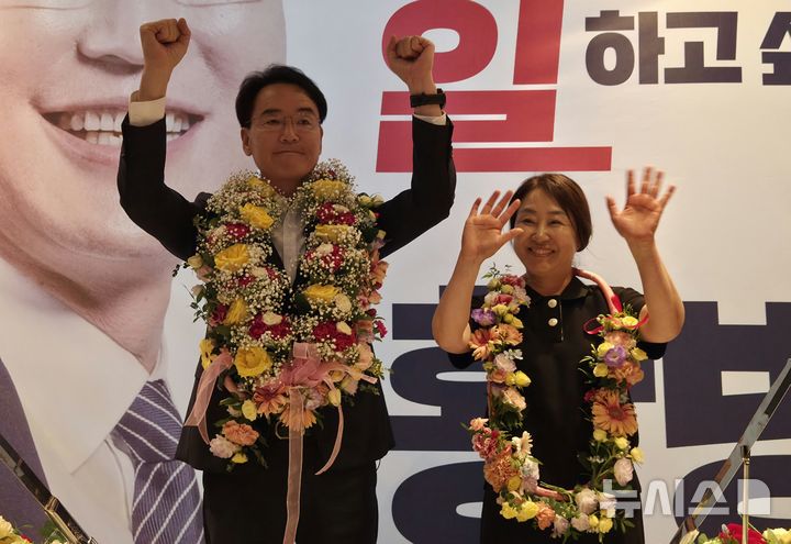 [영주=뉴시스] 김진호 기자 = 4일 제9회 전국동시지방선거에서 당선한 황병직 영주시장 당선인이 부인 이희정씨와 꽃다발을 목에 걸고 당선의 기쁨을 나누고 있다. 2026.06.04. kjh9326@newsis.com