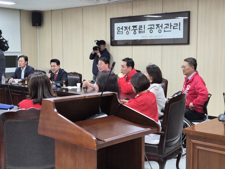 [서울=뉴시스]윤호상, 조전혁 서울시교육감 후보가 장동혁 국민의힘 대표 일행과 함께 서울시선거관리위원회를 방문해 선관위 관계자들에게 선거관리의 공정성과 중립성 확보를 촉구하며 항의하고 있다. (사진 = 윤호상 캠프) 2026.06.04. photo@newsis.com *재판매 및 DB 금지