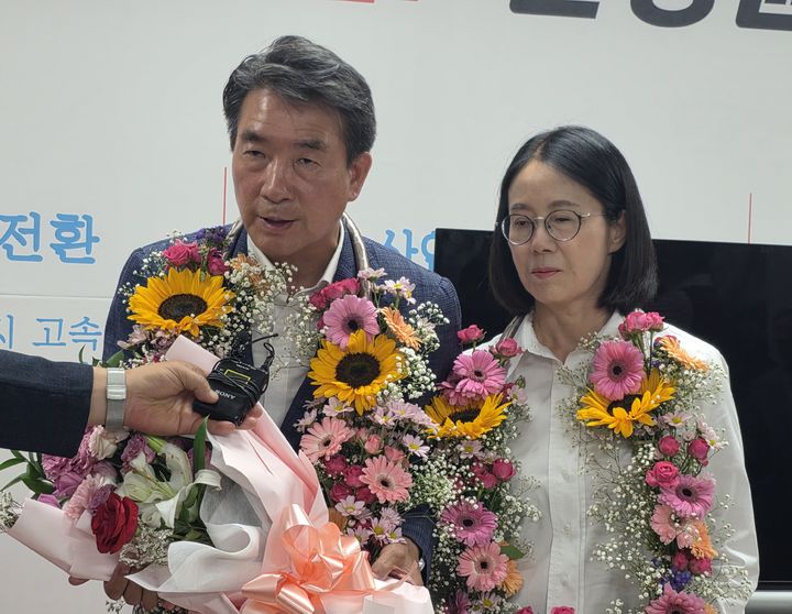 [예천=뉴시스] 4일 제9회 전국동시지방선거에서 당선한 안병윤 예천군수 당선인이 부인과 함께 꽃다발을 목에 걸고 당선의 기쁨을 나누고 있다. (사진=안병윤 캠프 제공) 2026.06.04. photo@newsis.com *재판매 및 DB 금지