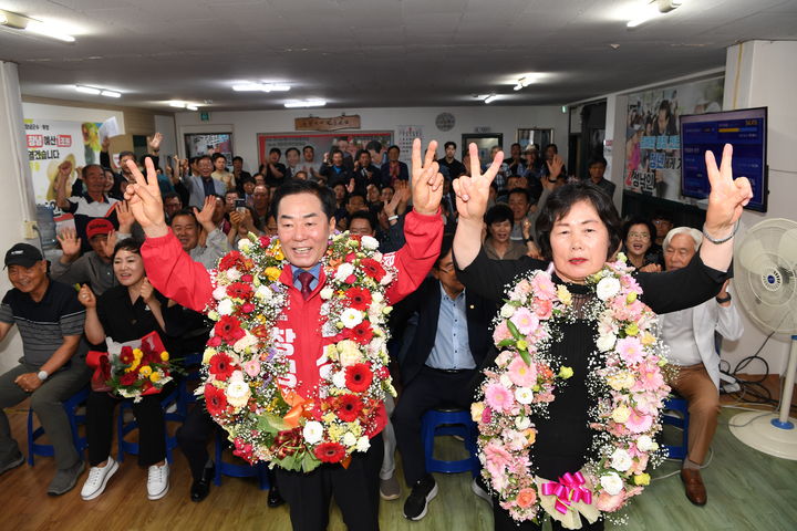 [창녕=뉴시스] 6·3 지방선거 경남 창녕군수에 출마한 성낙인 후보가 4일 자신의 선거사무소에서 당선이 확실하자 부인과 함께 인사를 하고 있다. (사진=성낙인 선거사무소 제공) 2026.06.04. photo@newsis.com *재판매 및 DB 금지