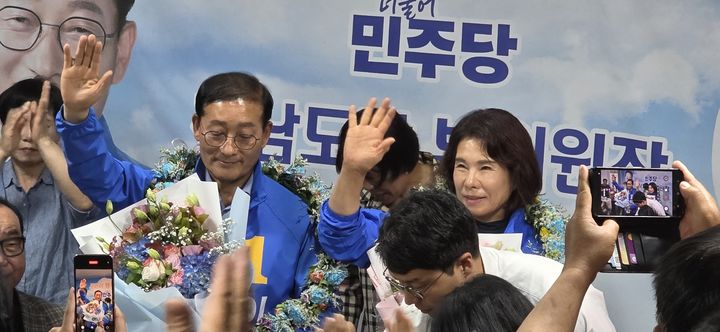 [진도=뉴시스]이재각 민주당 진도군수 후보가 4일 오전 선거사무소에서 6·3지방선거 당선이 사실상 확정되자 손을 들어 인사하고 있다. (사진=이재각 후보 선거사무소 제공) 2026.06.04. photo@newsis.com *재판매 및 DB 금지