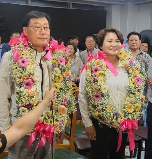 [합천=뉴시스] 서희원 기자= 3일 무소속 김윤철 합천군수 당선인이 합천군민들에게 당선 인사를 하고 있다. 2026. 06. 04. shw1881@newsis.com *재판매 및 DB 금지