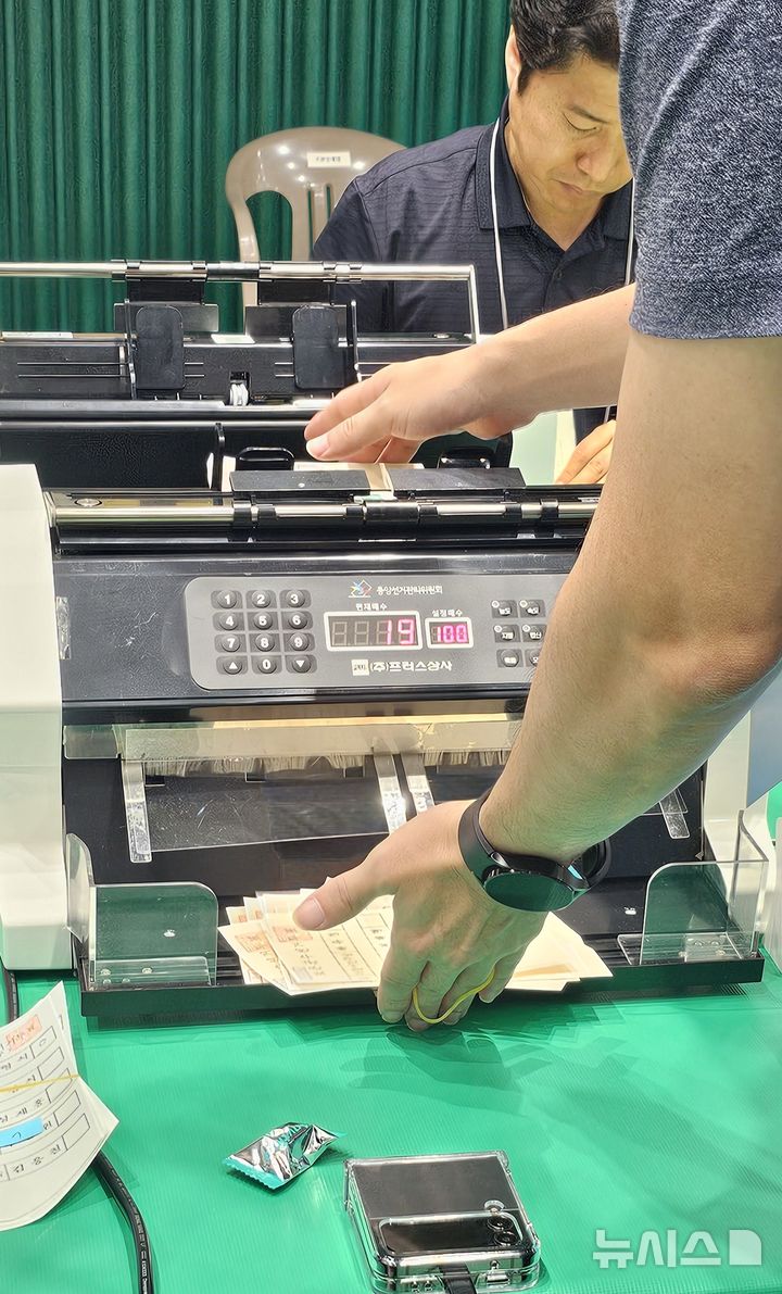 [보은=뉴시스] 연종영 기자 = 4일 전국동시지방선거 개표장이 설치된 충북 보은군 보은읍 보은국민체육센터에 투표소에서 개표요원이 계수기로 투표용지를 세고 있다. 개표 작업은 3일 오후 7시께 시작했다. 2026.06.04. jyy@newsis.com
