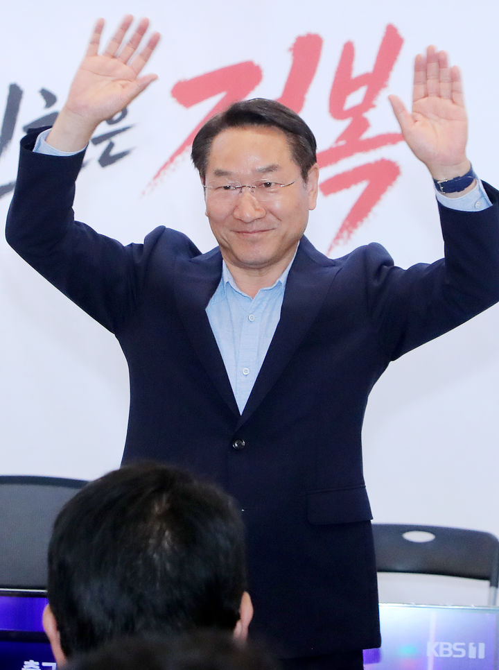 [인천=뉴시스] 유정복 국민의힘 인천시장 후보가 3일 인천 미추홀구 정복캠프를 방문해 관계자들을 격려한 뒤 손을 들어 인사하고 있다. (사진=정복캠프 제공) 2026.06.04. photo@newsis.com *재판매 및 DB 금지