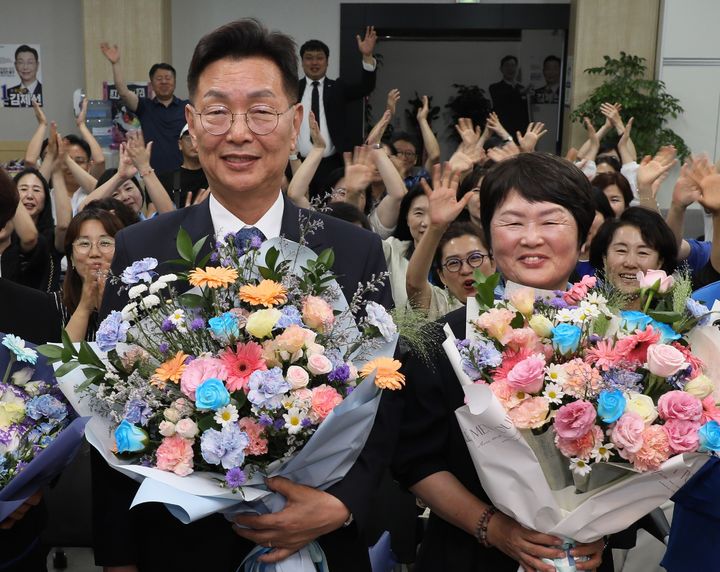 [대전=뉴시스] 조명휘 기자 = 김제선 대전 중구청장 당선인이 4일 당선이 확실시 된 뒤 꽃다발을 받고 기뻐하고 있다. (사진= 김 후보 제공) 2024.06.04 *재판매 및 DB 금지