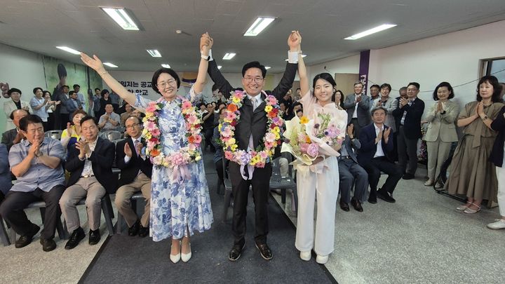 4일 윤건영 충북교육감 당선인(가운데)과 배우자 하정혜(왼쪽)씨, 딸 혜림(오른쪽)씨가 선거사무소에서 당선 세리머니를 하며 기념 촬영을 하고 있다.(사진=윤 후보 캠프 제공) *재판매 및 DB 금지