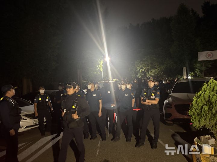 [서울=뉴시스] 최은수 기자 = 제9회 전국동시지방선거 본투표 다음 날인 4일 오전 0시30분께 서울 송파구 잠실7동 제2투표소 앞에서 경찰이 경력을 추가 배치해 질서 유지에 나서고 있다. 해당 투표소에서는 투표용지 부족 사태 이후 투표함 반출을 둘러싸고 주민들과 선거관리위원회 측의 대치가 이어졌다. 2026.06.04. eschoi@newsis.com
