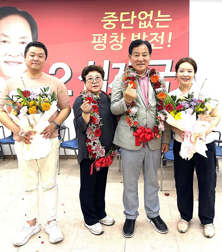 [평창=뉴시스] 이덕화 기자 = 국민의힘 심재국 평창군수 당선인이 선거사무실에서 지지자들로부터 꽃다발을 받은 후 가족들과 함께 기념 촬영을 하고 있다. 2026.06.04. wonder8768@newsis.com *재판매 및 DB 금지