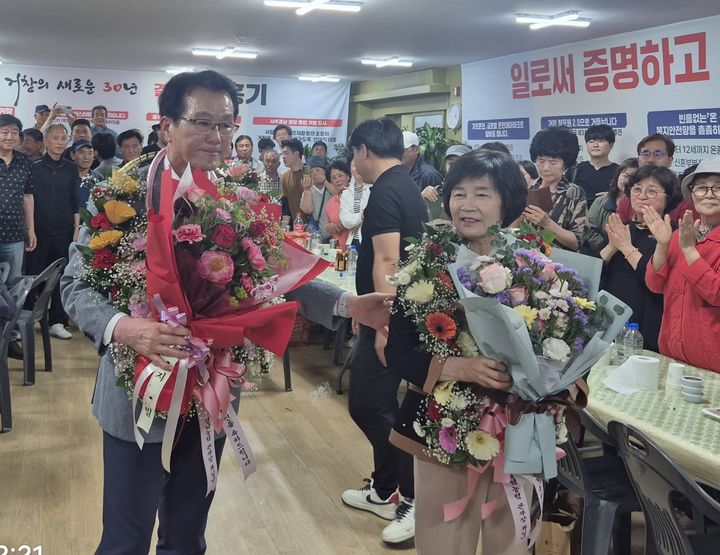 [거창=뉴시스] 서희원 기자= 3일 무소속 이홍기 거창군수 당선인이 거창군민들에게 당선 인사를 하고 있다. 2026. 06. 03. shw1881@newsis.com *재판매 및 DB 금지