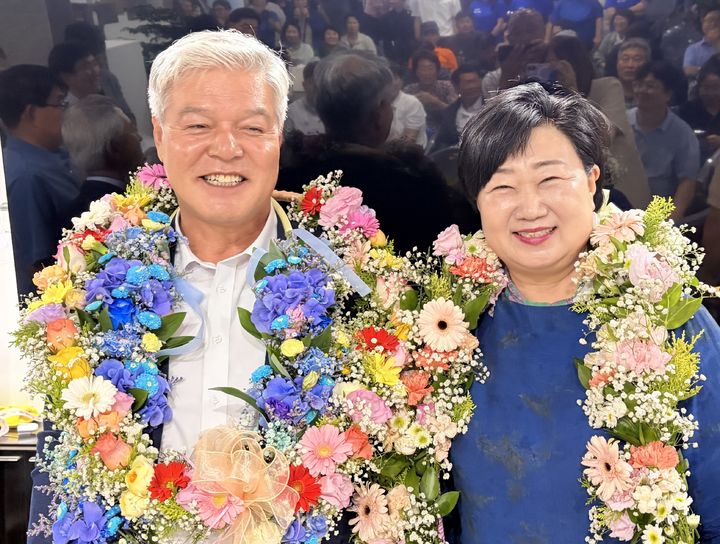 [금산=뉴시스] 조명휘 기자 = 더불어민주당 문정우 충남 금산군수 당선인이 당선이 확정된 뒤 꽃다발을 받고 가족들과 함께 기뻐하고 있다. (사진= 문 후보 제공) 2025.06.04. *재판매 및 DB 금지