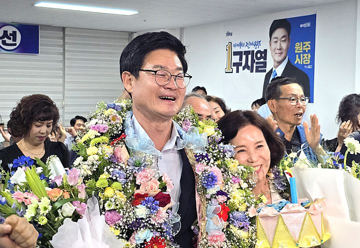 [원주=뉴시스] 이덕화 기자 = 더불어민주당 구자열 원주시장 당선인이 4일 선거사무실에서 지지자들로부터 꽃다발을 받은 후 환호를 하고 있다. 2026.06.04. wonder8768@newsis.com *재판매 및 DB 금지