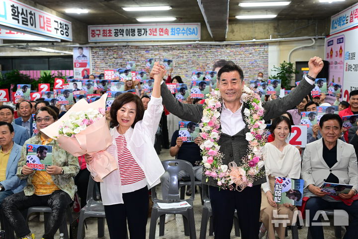 [울산=뉴시스] 배병수 기자 = 국민의힘 김영길 울산 중구청장 후보가 4일 오전 자신의 선거사무실에서 당선이 확실시되자 아내 정정연씨와 함께 환호하고 있다. 2026.06.04. bbs@newsis.com
