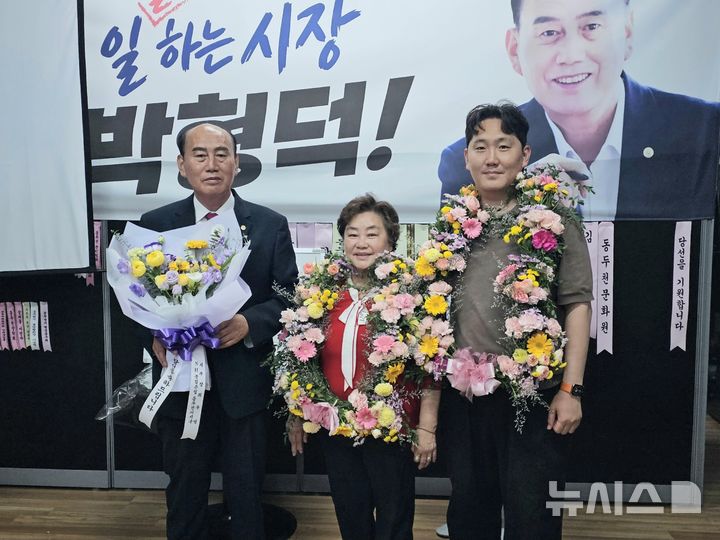 [동두천=뉴시스] 제9회 전국동시지방선거에서 경기 동두천시장 당선을 확정한 국민의힘 박형덕 당선인이 기념사진을 촬영하고 있다. (사진=박형덕 당선인 캠프 제공) 2026.06.04 photo@newsis.com
