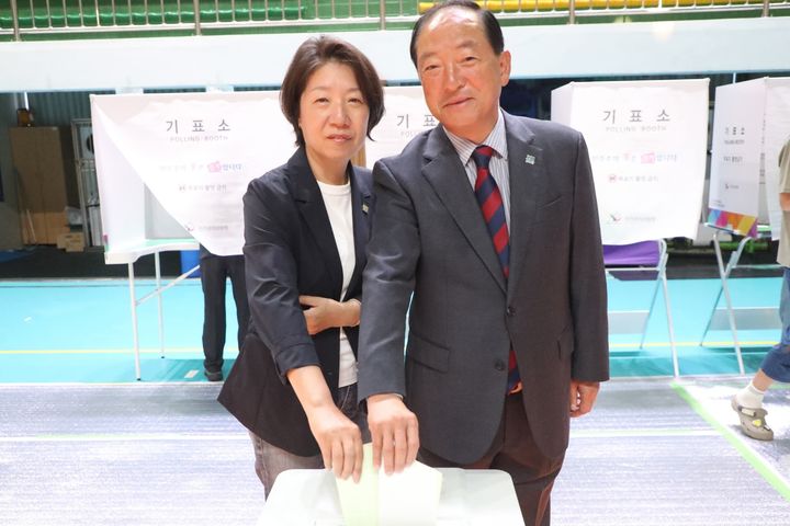 [속초=뉴시스] 속초시장 이병선 국민의힘 후보가 투표하고 있다.(사진=이병선 후보 캠프 제공)photo@newsis.com *재판매 및 DB 금지