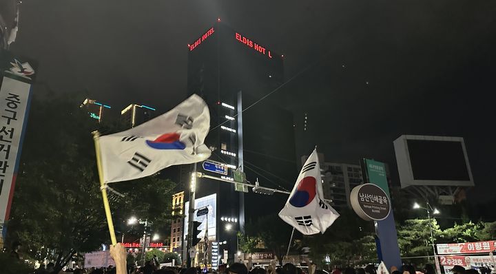 [대구=뉴시스] 제9회 전국동시지방선거 개표가 진행 중인 4일 대구 중구선거관리위원회 앞에서 부정선거를 주장하는 시민들이 서울 송파 등 일부 투표소에서 발생한 투표용지 부족 사태와 관련해 개표 중단 및 부정선거 구호를 외치고 있다. 2026.06.04. jungk@newsis.com *재판매 및 DB 금지