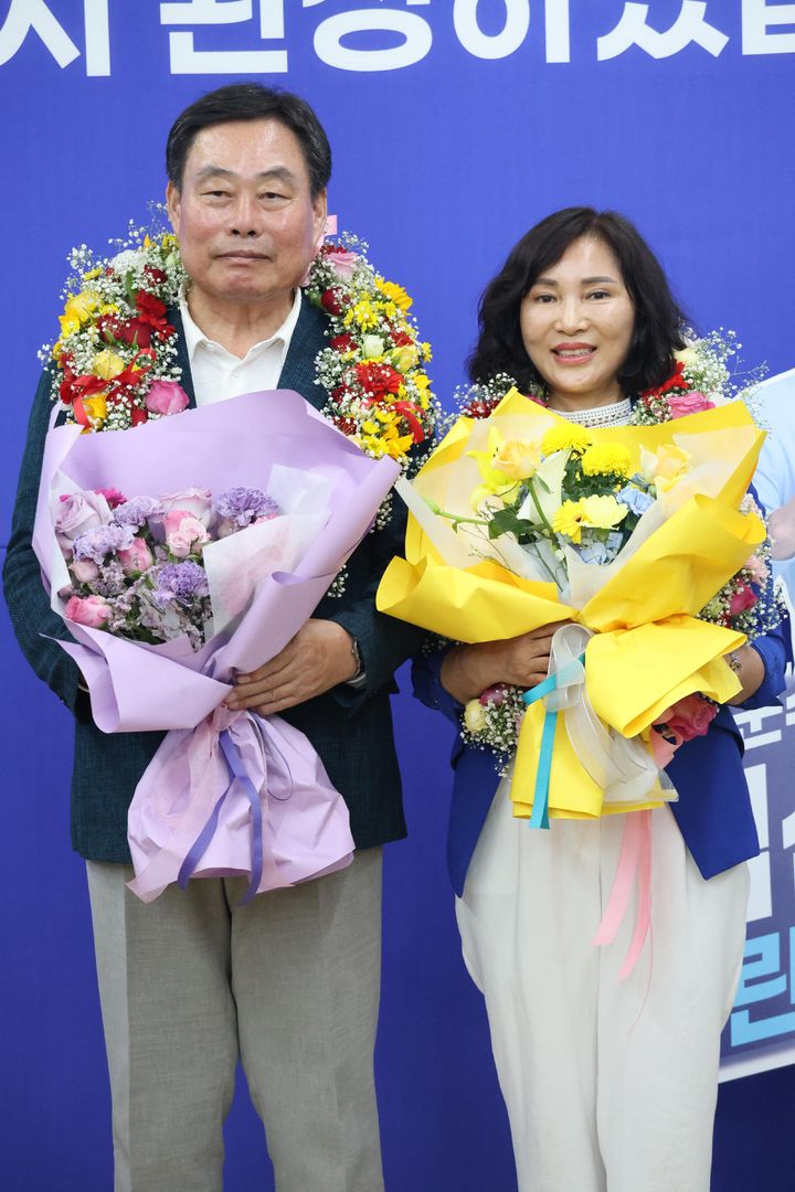 [무안=뉴시스]김산 더불어민주당 무안군수 후보가 4일 오전 선거사무소에서 6·3지방선거 승리가 확정되자 당선축하 기념사진을 촬영하고 있다. (사진=김산 후보 선거사무소 제공) 2026.06.04. photo@newsis.com *재판매 및 DB 금지