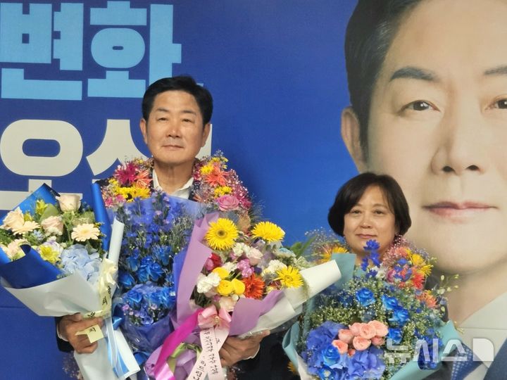 [오산=뉴시스] 더불어민주당 오산시장 조용호 당선인이 배우자와 함께 당선 축하 꽃다발을 받고 기념사진을 찍고 있다. 2026.06.04.newswith01@newsis.com 