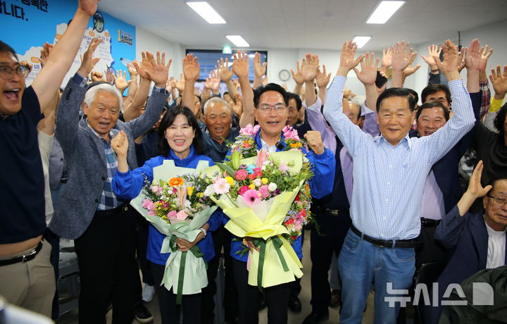 [고창=뉴시스] 김종효 기자 = 당선이 확실시된 심덕섭 더불어민주당 고창군수 후보가 4일 자신의 선거 사무소에서 부인 용경남씨, 박우정 전 고창군수 및 지지자들과 함께 환호하고 있다. 2026.06.04 kjh6685@newsis.com