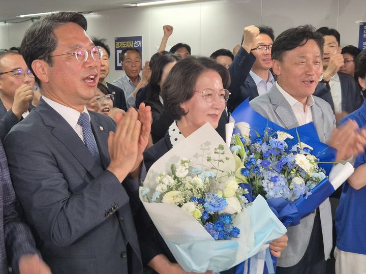 [수원=뉴시스] 이병희 기자 = 추미애 경기도지사 당선인이 당선이 확실해진 4일 수원시 팔달구 인계동 마라톤빌딩 9층에 마련된 선거대책위원회 상황실에서 기념사진을 찍고 있다. 2026.06.04. iambh@newsis.com *재판매 및 DB 금지