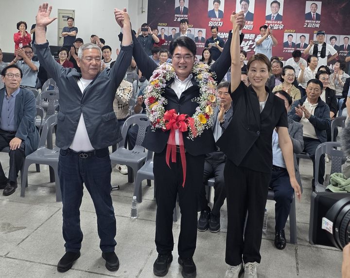 [상주=뉴시스] 안재민 당선인이 가족들과 기쁨을 나누고 있다. (사진=안재민 선거사무소 제공) 2026.06.04 photo@newsis.com *재판매 및 DB 금지