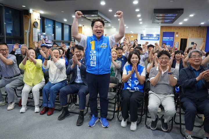 [아산=뉴시스] 오세현 아산시장 당선인이 당선이 확실시 된 후 기뻐하고 있다. (사진=오세현 후보 캠프 제공) 2026.06.04 photo@newsis.com *재판매 및 DB 금지