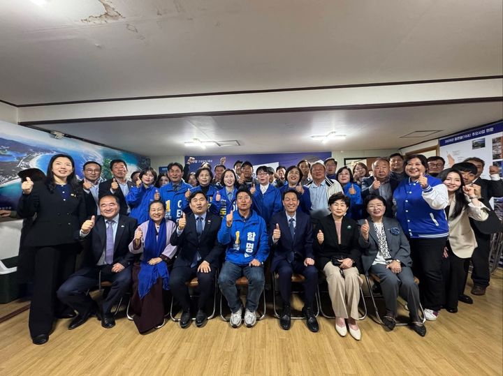 [고성=뉴시스] 더불어민주당 함명준 후보가 우상호 도지사 후보 등 지지자들과 기념촬영을 하고 있다.(사진=함명준 후보 캠프 제공)phoro@newsis.com *재판매 및 DB 금지