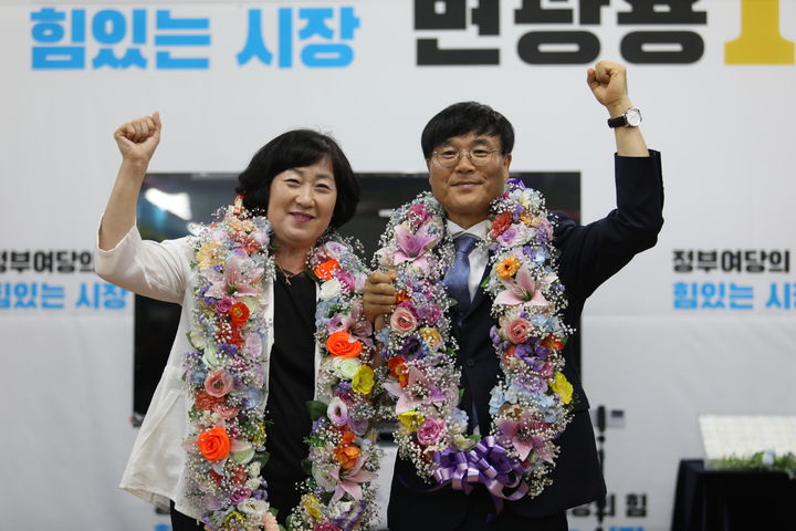 [거제=뉴시스] 신정철 기자= 6·3전국동시지방선거 경남 거제시장 선거에서 더불어민주당 변광용(60) 현 거제시장이 당선됐다. 변 당선인이 부인과 함께 당선 기념사진을 촬영하고 있다.2026.06.04. sin@newsis.com *재판매 및 DB 금지