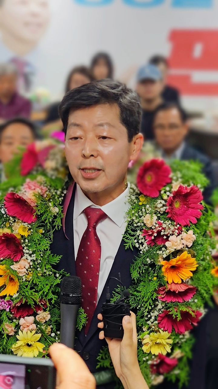 [홍성=뉴시스] 박정주 홍성군수 당선인이 4일 오전 2시 30분께 당선이 확실시되자 지지자들로부터 화환을 받은 후 언론의 인터뷰에 답변하고 있다. (사진=박정주 후보측 제공) 2026.06.04 photo@newsis.com *재판매 및 DB 금지