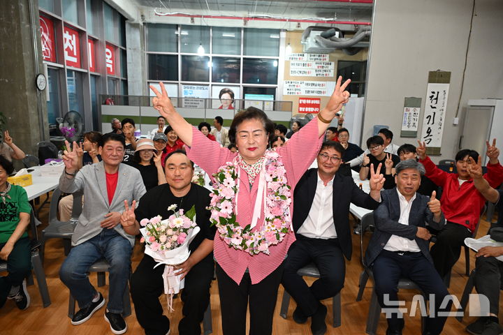 [울산=뉴시스] 배병수 기자 = 국민의힘 천기옥 울산 동구청장 당선인이 4일 자신의 선거사무소에서 당선이 확정되자 꽃목걸이를 걸고 환호하고 있다. 2026.06.04. bbs@newsis.com