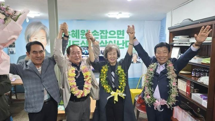 [목포=뉴시스]6·3지방선거에서 목포시의원에 출마한 손혜원 전 국회의원이 4일 오전 당선이 확정되자 지지자들과 기념사진을 촬영하고 있다. (사진=손혜원 당선인 제공) 2026.06.04. photo@newsis.com *재판매 및 DB 금지