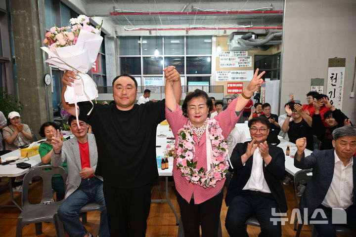 [울산=뉴시스] 배병수 기자 = 국민의힘 천기옥 울산 동구청장 당선인이 4일 자신의 선거사무소에서 아들 조재현씨와 꽃목걸이를 걸고 환호하고 있다. 2026.06.04. bbs@newsis.com