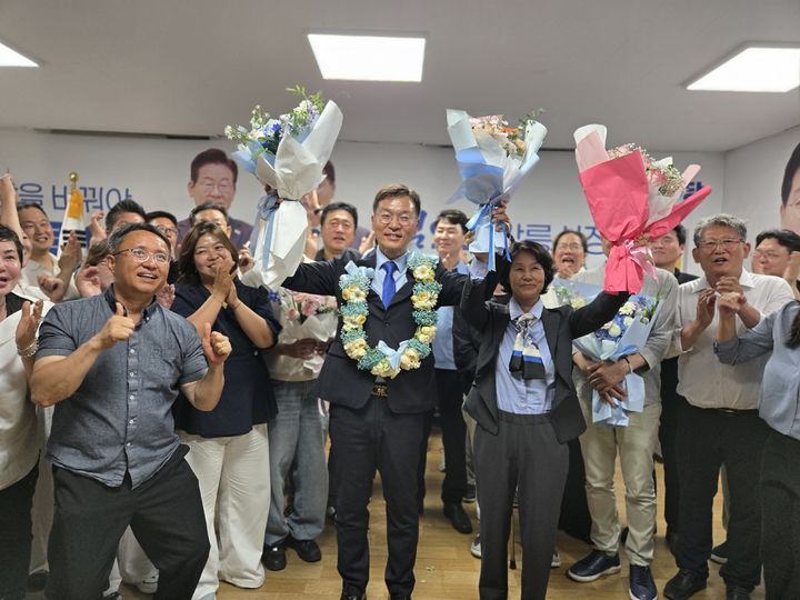 [강릉=뉴시스] 김중남 강릉시장 당선인이 당선 확정 후 지지자들과 기뻐하고 있다.2026.6.4.grsoon815@newsis.com *재판매 및 DB 금지