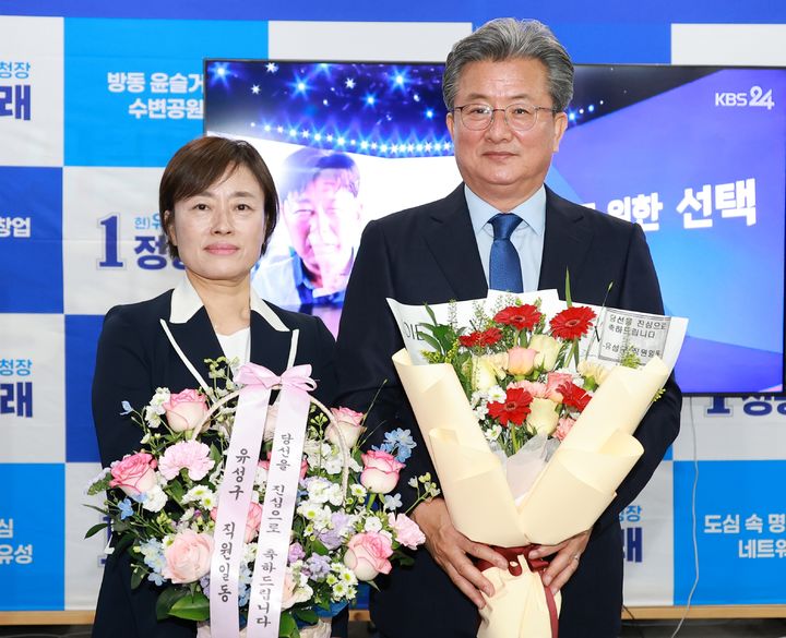 [대전=뉴시스] 조명휘 기자 = 더불어민주당 정용래 대전 유성구청장 당선인이 4일 당선이 확정된 뒤 꽃다발을 받고 기념사진을 찍고 있다. (사진= 정 후보 제공) 2026.06.04. photo@newsis.com *재판매 및 DB 금지