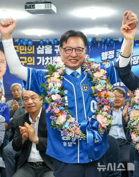 [울산=뉴시스] 배병수 기자 = 더불어민주당 이동권 당선인이 4일 자신의 선거사무소에서 당선이 확정되자 꽃목걸이를 걸고 환호하고 있다. 2026.06.04. bbs@newsis.com