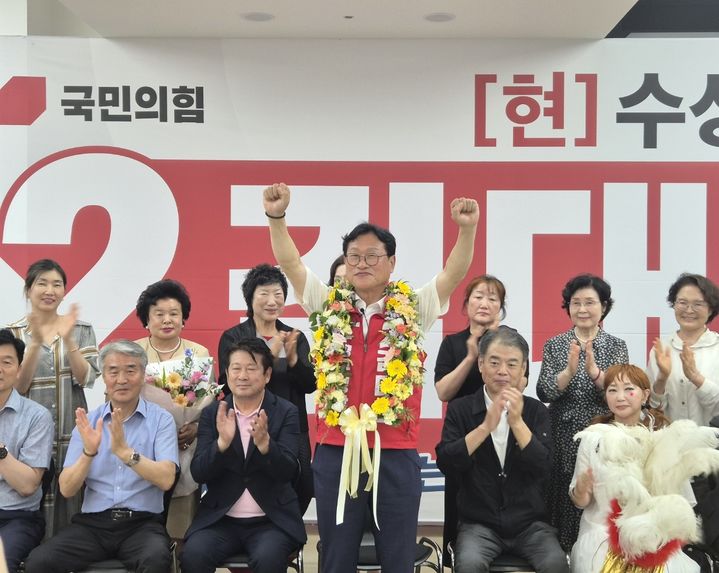 [대구=뉴시스] 3선에 성공한 김대권 대구 수성구청장 당선인. (사진 = 국민의힘 김대권 대구 수성구청장 후보 선거사무소 제공) 2026.06.04. photo@newsis.com *재판매 및 DB 금지