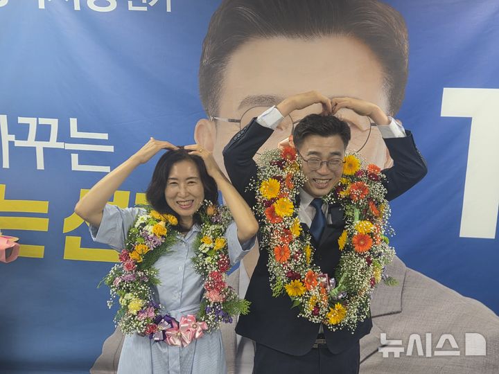[평택=뉴시스] 경기 평택시장에 당선된 최원용 당선인이 부인 이윤정 여사와 기념사진을 찍고 있다. 2026.06.04.newswith01@newsis.com 