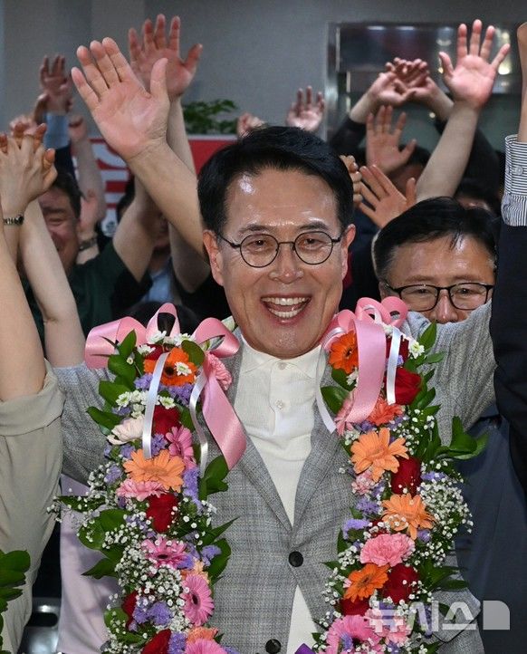 [울산=뉴시스] 배병수 기자 = 국민의힘 이순걸 울산 울주군수 당선인이 4일 자신의 선거사무소에서 당선이 확정되자 꽃목걸이를 걸고 환호하고 있다. 2026.06.04. bbs@newsis.com