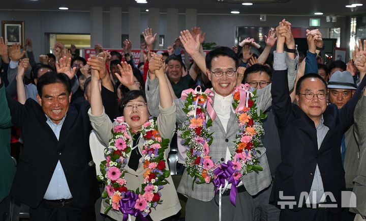 [울산=뉴시스] 배병수 기자 = 국민의힘 이순걸 울산 울주군수 당선인이 4일 자신의 선거사무소에서 당선이 확정되자 꽃목걸이를 걸고 환호하고 있다. 2026.06.04. bbs@newsis.com
