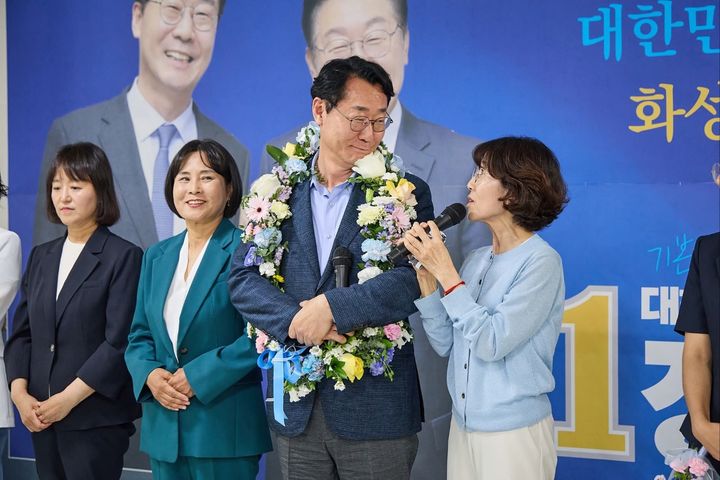 [화성=뉴시스]정명근 화성시장 당선인이 당선이 확실해 진 직후 지지자들에게 감사 인사를 하는 배우자를 바라보고 있다. (사진=정명근 후보 캠프 제공) 2026.06.04. photo@newsis.com *재판매 및 DB 금지